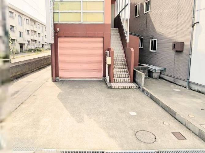 店舗外観と無料専用駐車場2台完備